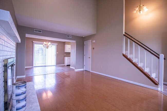 Building Photo - 532 W Southampton Dr