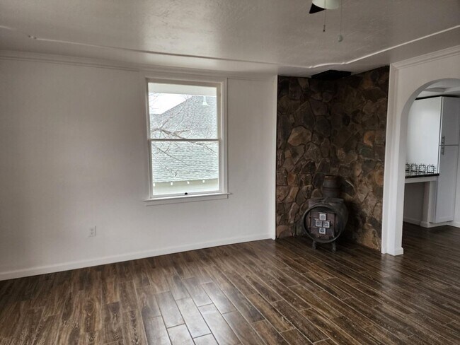 Foto del edificio - Charming Remodeled 3 Bedroom Victorian In Anderson
