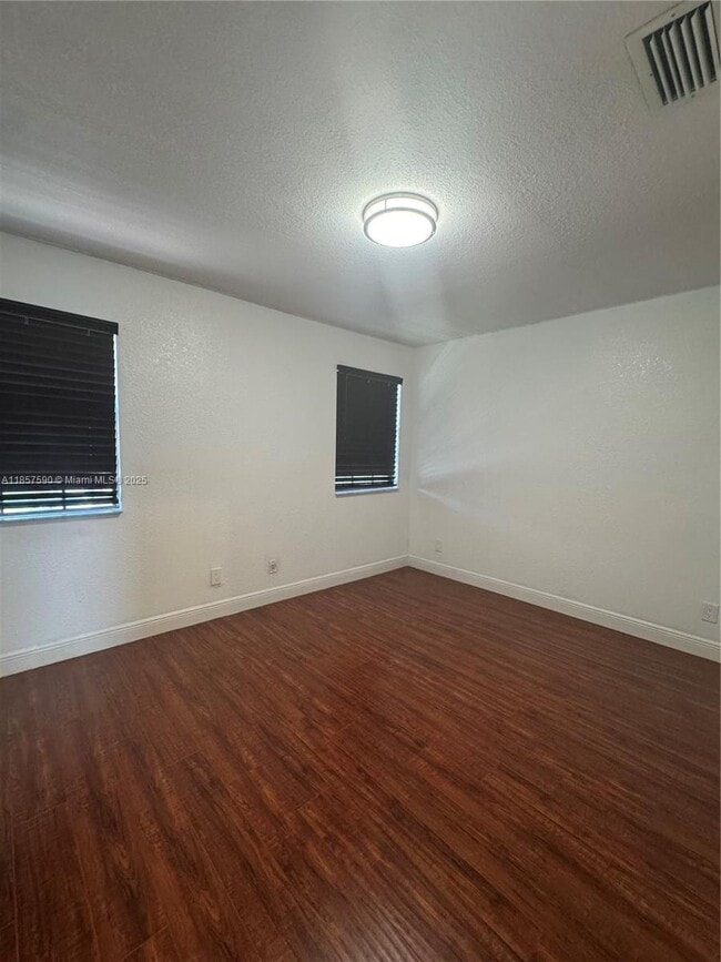 Foto del edificio - 10413 NW 3rd St