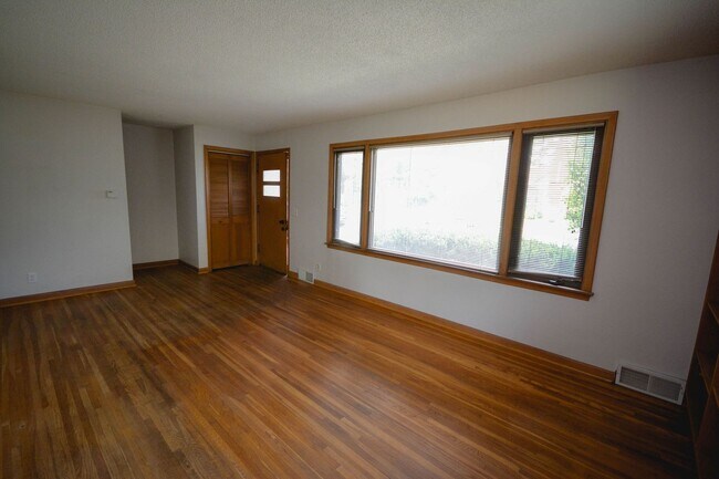 Building Photo - Beautiful 2-story home in Slatterly Park neighborhood!