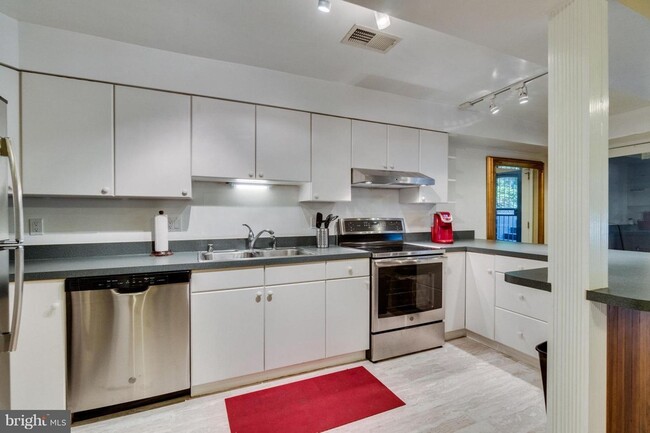 Building Photo - Spacious Adams Morgan Gem with Gas Fire Place