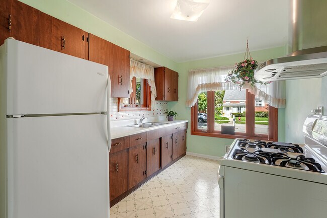 Foto del edificio - 5229 Enfield Ave