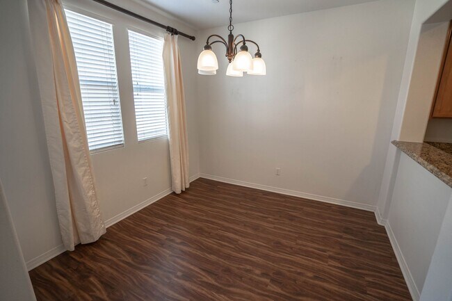 Building Photo - Esperto 2 Bedroom Townhome for Rent in Val...