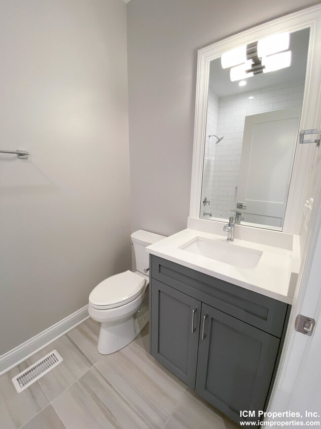 Primary Photo - 3347 N Kenmore Ave