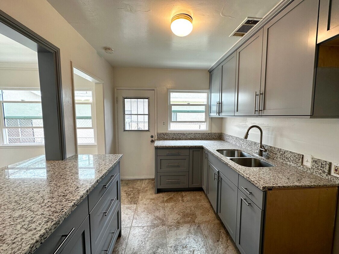 Foto principal - 379 E 17th St