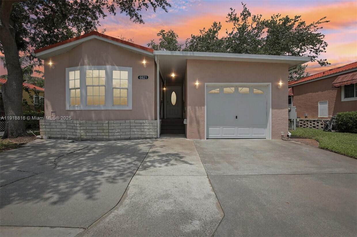 Primary Photo - 6621 La Mesa Rd