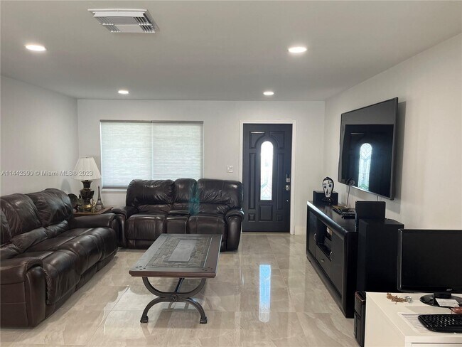 Foto del edificio - 1705 SW 16th St