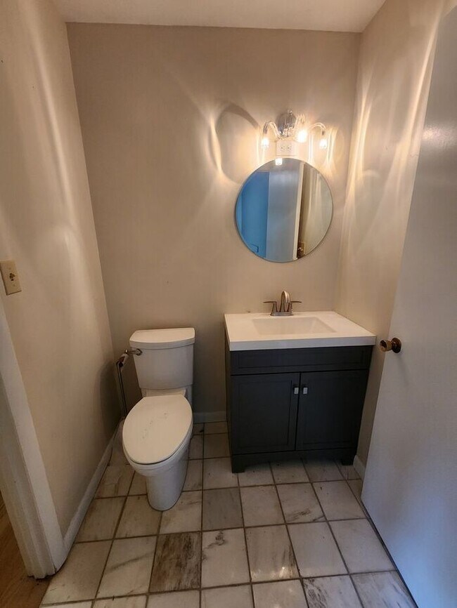 Building Photo - North Asheville Rental!