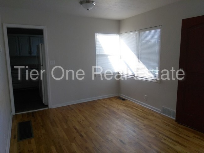 Building Photo - 1484 W Glenrose Dr