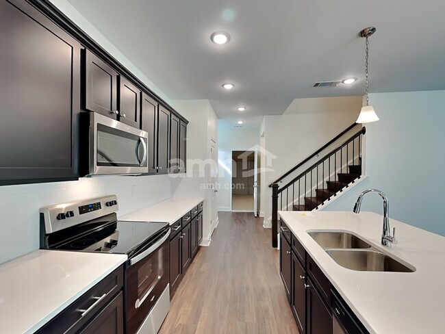 Building Photo - 3850 Chivalry Dr