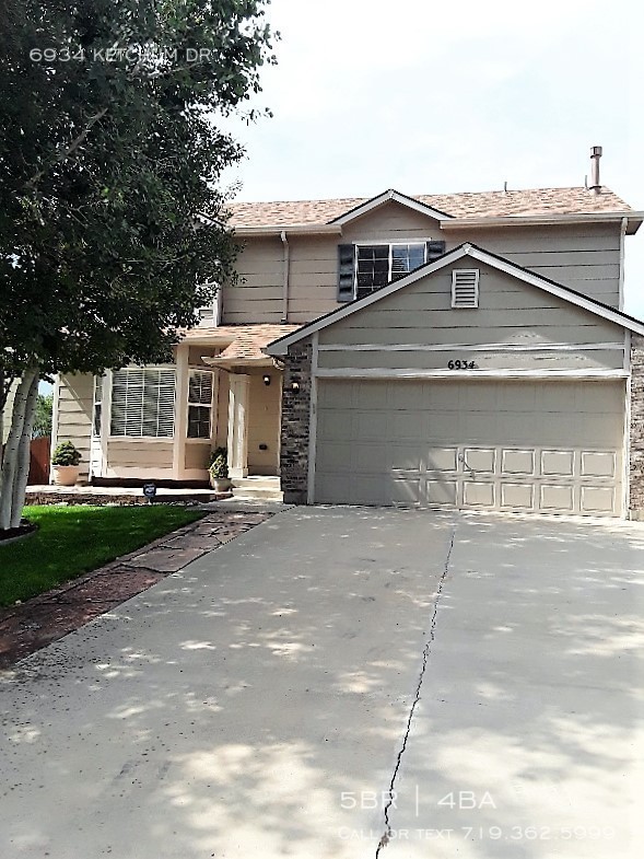 Primary Photo - This 5-bedroom home is like-new!