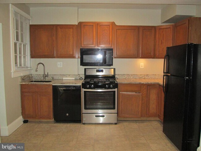 Building Photo - 109 Longfellow St NE