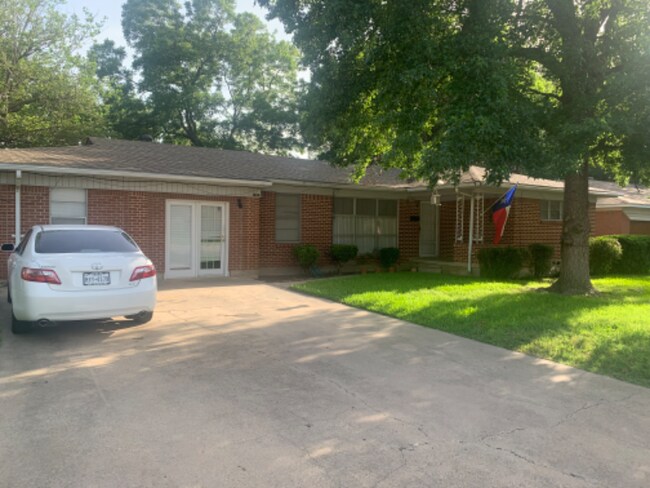 Building Photo - 1312 Linden Dr