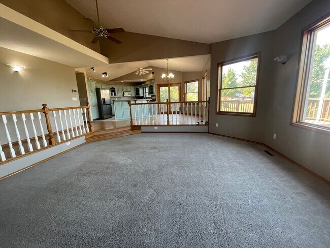Foto del edificio - Beautiful 4 bedroom 4 bath 2 car garage - ...