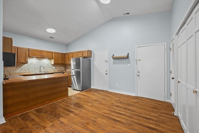 Foto del edificio - This beautifully maintained 2-bedroom, 2-b...
