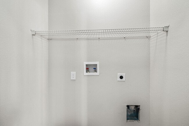 Elms - 2 habitaciones / 2 baños - 1,020 pies cuadrados - Maple Village Apartments