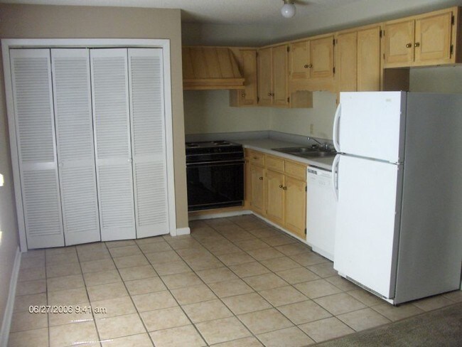Building Photo - Nicely finished Interiors - Central Locati...
