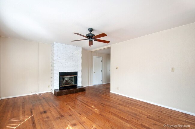 Building Photo - Super Cute Beach Cottage on an Oversized O...