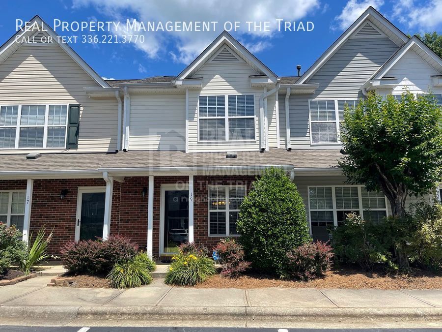 Primary Photo - Lovely 2 Bedroom, 2 1/2 Bath Townhouse in ...