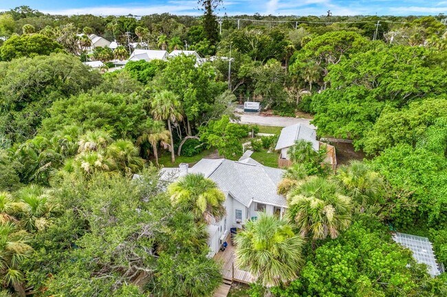 Foto del edificio - 1365 Pineapple Ave