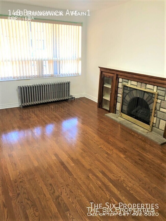 Photo du bâtiment - Bright 2 Bedroom Main Floor Apartment Near UoFT
