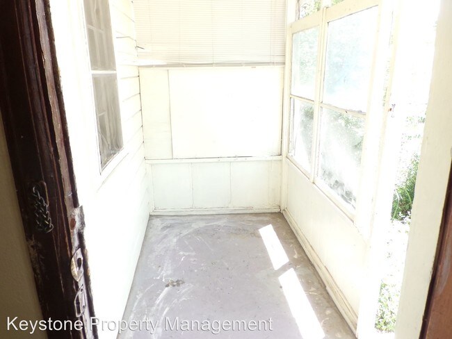 Foto del edificio - 1 br, 1 bath Apartment - 1909 E. 10th St.