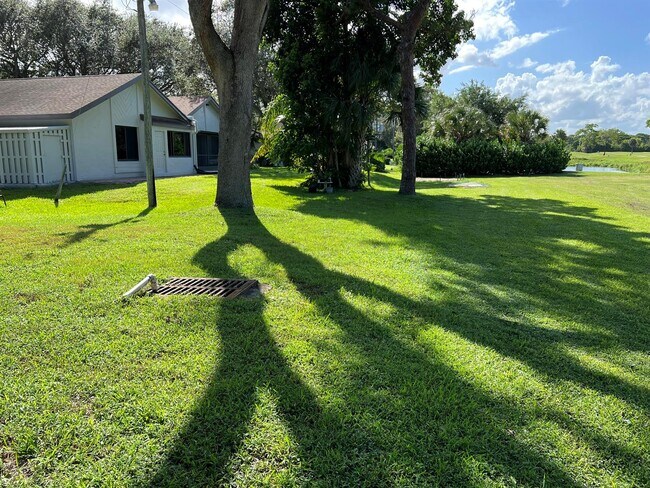 Building Photo - 4075 Palm Forest Dr N