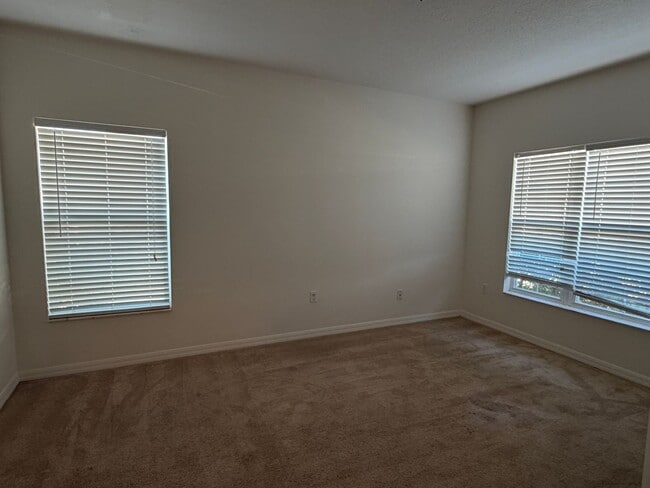 Building Photo - 5 bed 3 bath single family house for rent