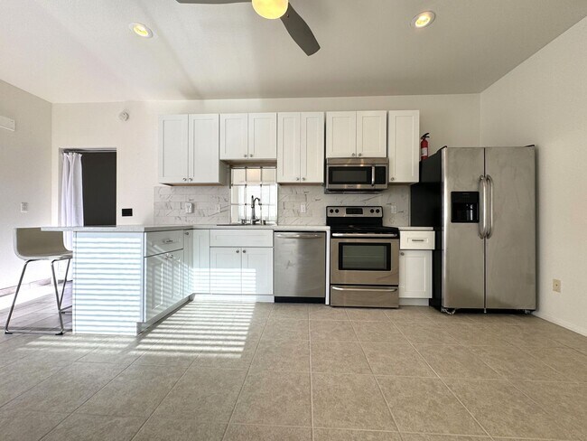 Building Photo - AVAILABLE NOW! RENOVATED 1 Bedroom 1 Bathr...