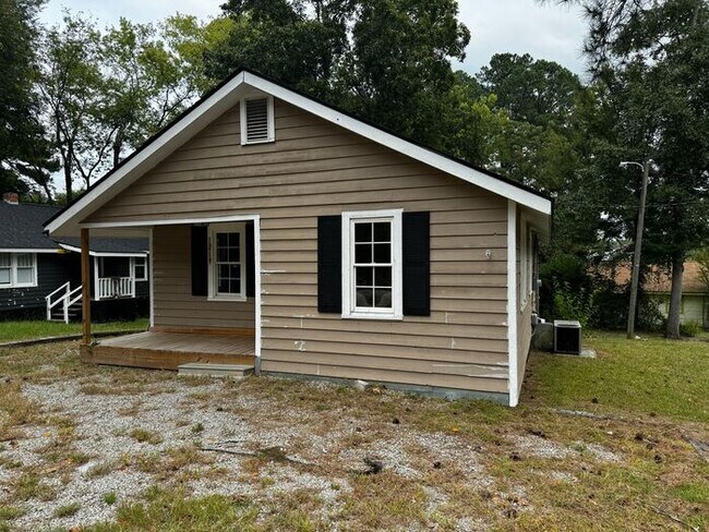 Building Photo - 2 Bedroom 1 Bath Home