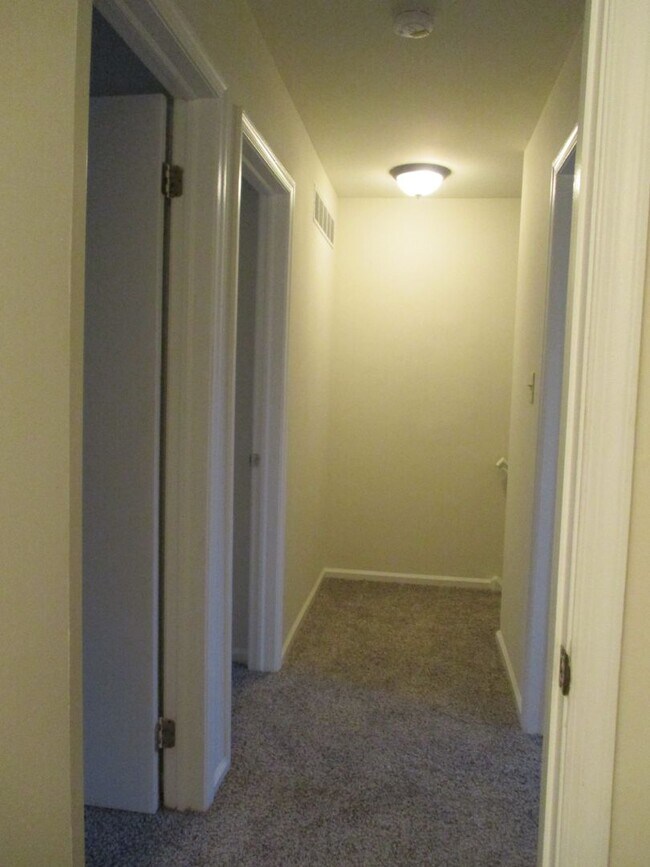 Foto del edificio - Northampton School District spacious end unit townhome located in the Borough of Bath featuring s...