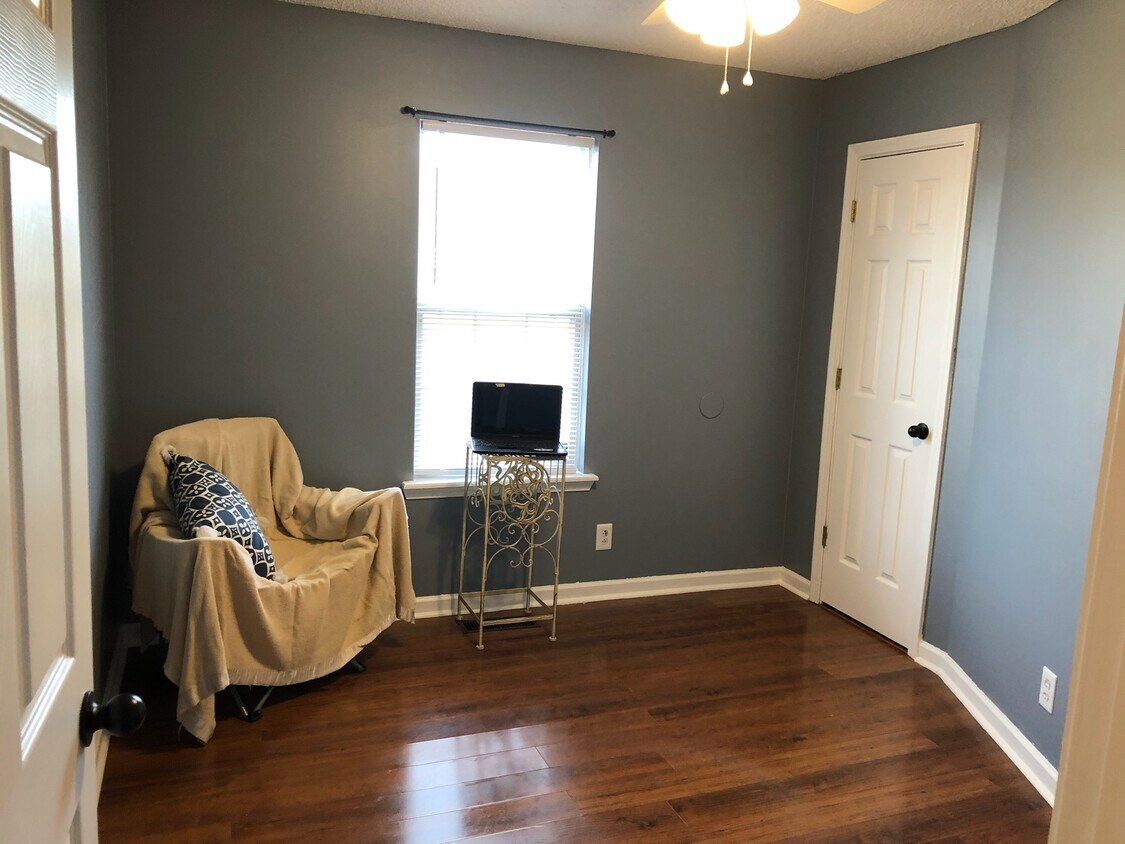 Dormitorio n.° 3 con ventilador de techo - 101 Bowers Ct