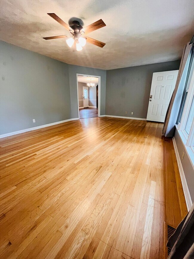 Foto del edificio - Upgraded 3 bed 2 bath large backyard