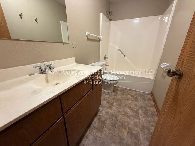 Foto del edificio - Spacious 2nd Floor Townhome in the Heart of Blue Springs!