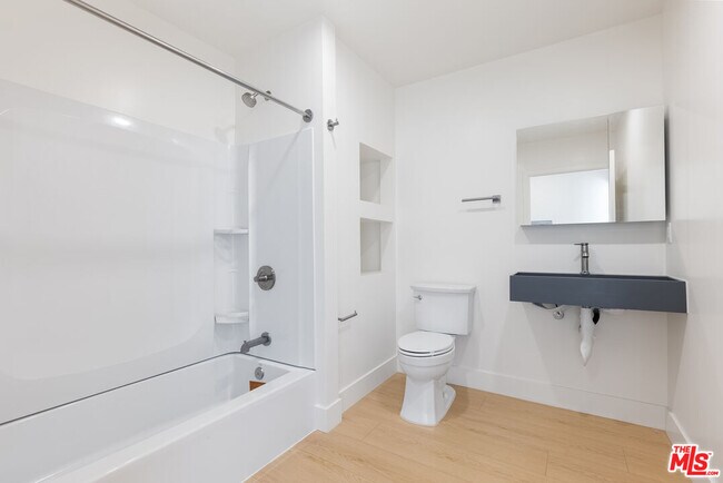 Foto del edificio - 8561 Belmont St