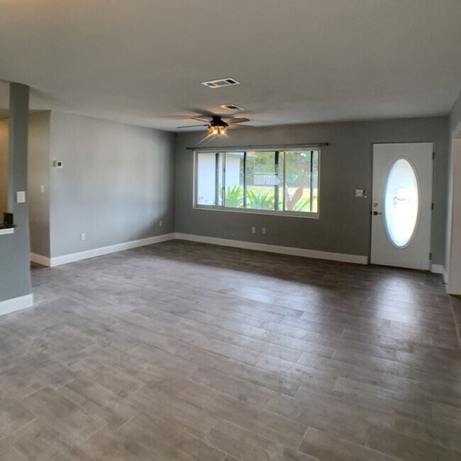 Foto del edificio - Charming & Spacious 4 Bedroom + Bonus Room...