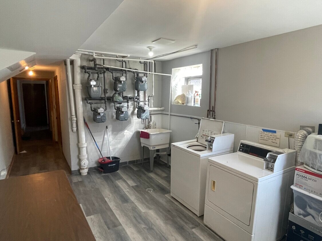 Foto del edificio - 6910 N Rosemary Ln