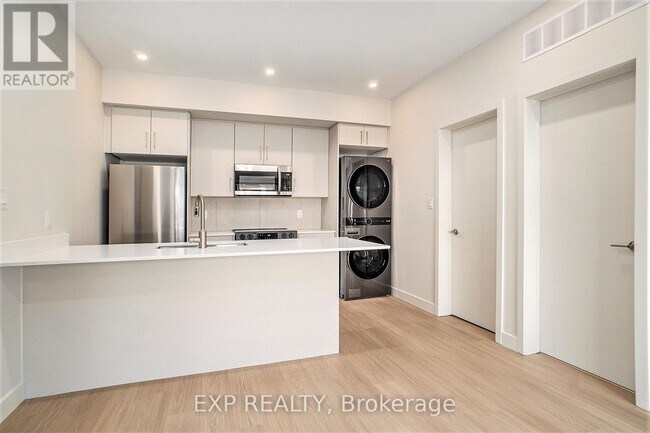 Building Photo - 158 Laval St