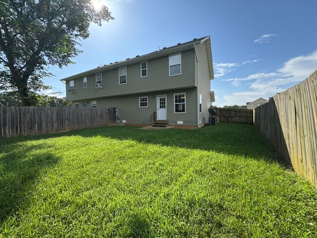 Building Photo - 3 bedroom, 2.5 bathroom duplex located clo...