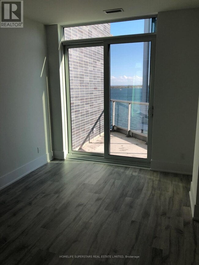 Photo du bâtiment - 1 Edgewater Dr