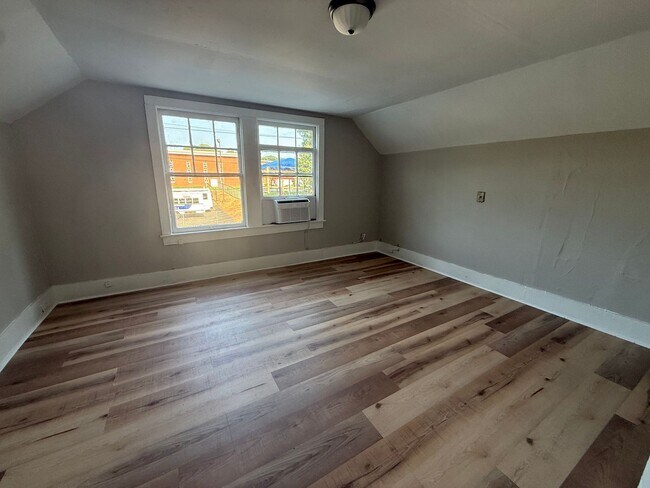 Foto del edificio - 102 Parkview St W