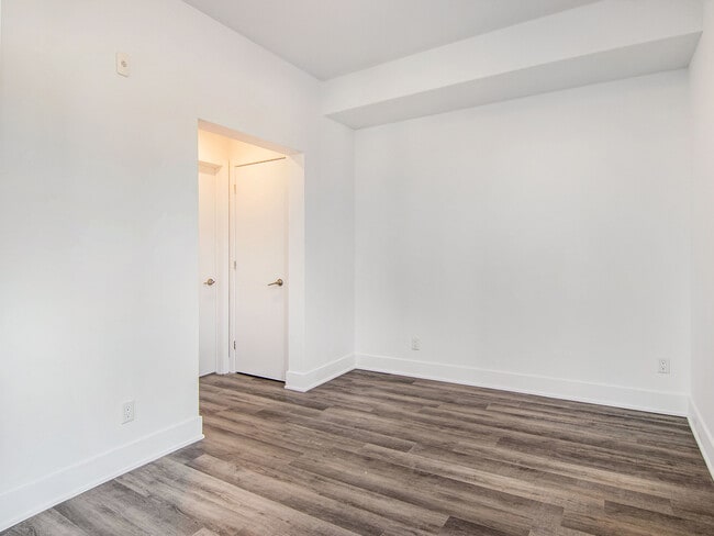 Building Photo - 258 Carruthers Av