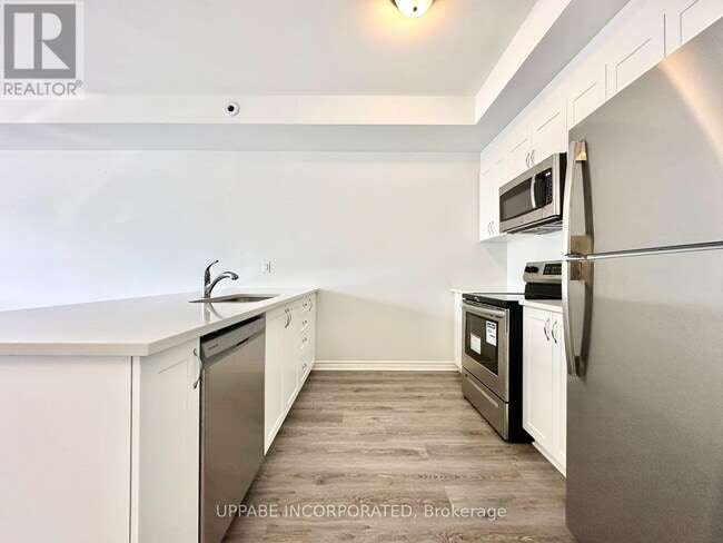 Building Photo - 643 Makwa Private