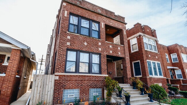 Building Photo - 4931 W Roscoe St