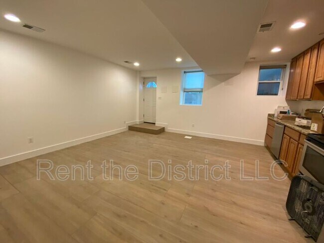 Building Photo - 605B Kenyon St NW