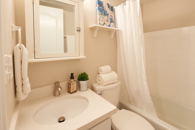 bathroom - Donna Manor Apartments