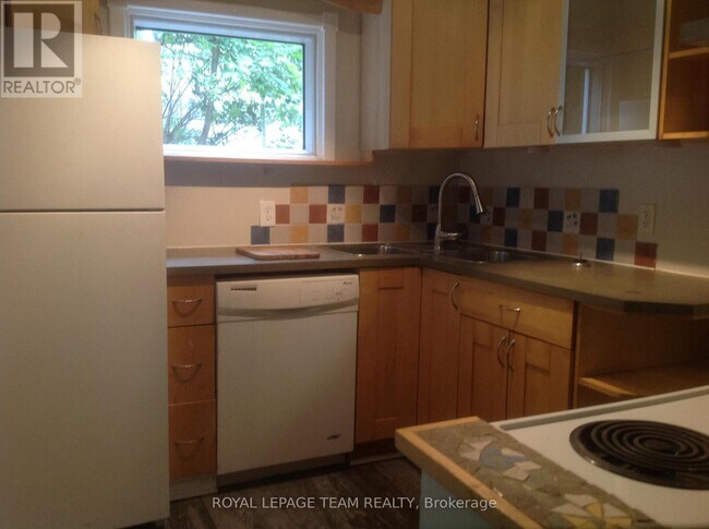 Building Photo - 614 Churchill Ave N