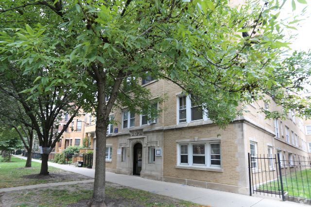 Building Photo - 819 W Waveland Ave