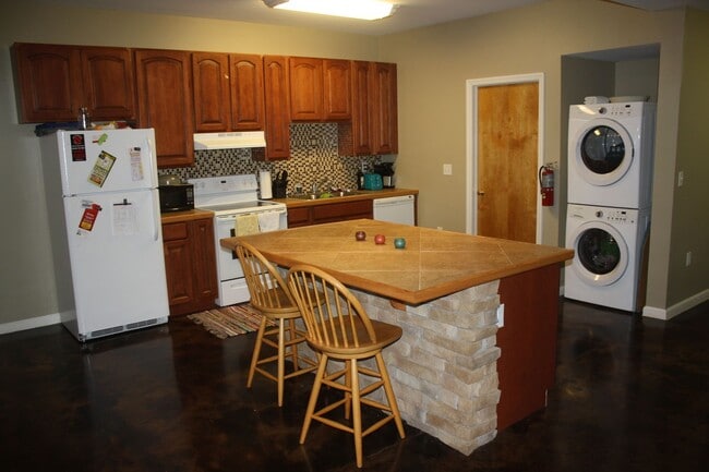 Building Photo - 4 Bedroom Luxury Apartments