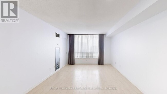 Building Photo - 711 Rossland Rd E